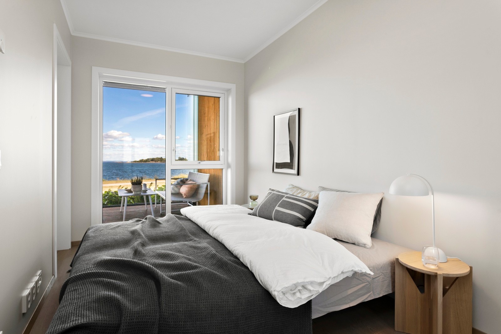 Flott soverom med stor skyvedørsgarderobe og nydelig utsikt å våkne til!